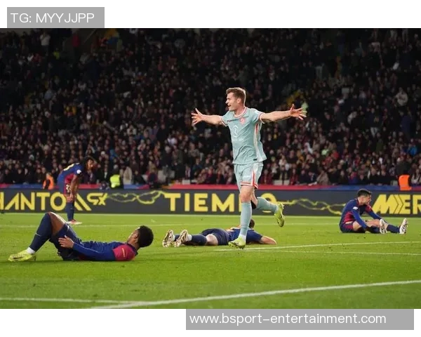 世界杯惊现冷门巴萨以三球完胜马竞赛场争议判罚引发热议